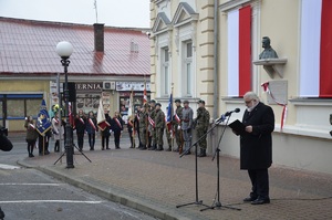 Dyrektor Muzeum-Zamek w Łańcucie Wit Karol Wojtowicz podczas obchodów 150. rocznicy urodzin Józefa Piłsudskiego w Łańcucie.