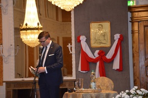 Dyrektor IPN Oddział w Rzeszowie podczas obchodów 150. rocznicy urodzin Józefa Piłsudskiego w Łańcucie.
