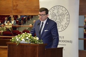 Dr Dariusz Iwaneczko - dyrektor Oddziału IPN w Rzeszowie prowadzący uroczystą sesję z okazji 25. rocznicy śmierci mjr. Wacława Kopisto. Fot. K. Gajda-Bator.