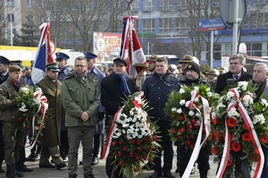Delegacja IPN na czele z dyrektorem dr. Dariuszem Iwaneczko składa wieniec pod Pomnikiem Żołnierzy Wyklętych w Rzeszowie. Fot. K. Gajda-Bator.
