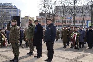 Delegacja IPN na czele z dyrektorem dr. Dariuszem Iwaneczko składa wieniec pod Pomnikiem Żołnierzy Wyklętych w Rzeszowie. Fot. K. Gajda-Bator.