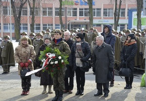 Członkowie Klubu Historycznego im. płk. Łukasza Cieplińskiego składa kwiaty pod Pomnikiem Żołnierzy Wyklętych w Rzeszowie. Fot. K. Gajda-Bator.