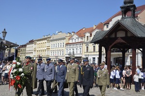Delegacja służb mundurowych składa wieniec pod pomnikiem gen. Tadeusza Kościuszki.