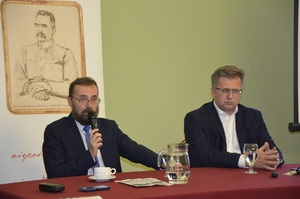 Dr Jerzy Kirszak i prof. dr hab. Mariusz Wołos, prelegenci Akademii Niepodległości w Łańcucie.