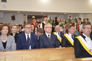 Od lewej: Ewa Leniart – wojewoda podkarpacki, dr Jarosław Szarek – prezes IPN, Dariusz Byszuk z IPN O/Rzeszów podczas mszy św. jubileuszowej pod przewodnictwem ks. bp. Edwarda Frankowskiego