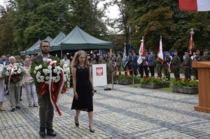 Delegacja Instytutu Pamięci Narodowej Oddział w Rzeszowie składa kwiaty pod pomnikiem Armii Krajowej.