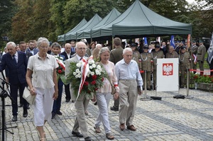 Delegacja członków Klubu Historycznego im. płk. Łukasza Cieplińskiego składa kwiaty pod pomnikiem Armii Krajowej w Rzeszowie.