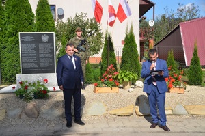 Dr hab. Andrzej Zapałowski i Artur Brożyniak podczas odsłonięcia pomnika pomordowanych przez OUN UPA w Rybotyczach.