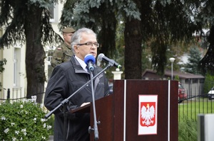 Dariusz Byszuk - naczelnik Oddziałowego Archiwum IPN Rzeszów odczytuje list prezesa IPN Jarosława Szarka skierowany do uczestników uroczystości.