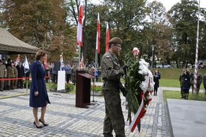 Wojewoda Podkarpacki dr Ewa Leniart składa wieniec pod pomnikiem Pamięci Żołnierzy AK Podokręgu Rzeszów.
