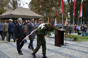 Delegacja IPN Oddział w Rzeszowie Dariusz Byszuk i dr Piotr Szopa składa wieniec pod pomnikiem Pamięci Żołnierzy AK Podokręgu Rzeszów.
