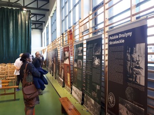 Prezentacja wystawa „Młodzi dla Niepodległej " podczas obchodów 25-lecia Szkoły Podstawowej i Gimnazjum Sióstr Niepokalanek w Jarosławiu.