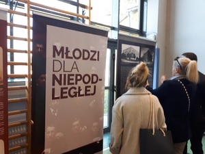 Prezentacja wystawa „Młodzi dla Niepodległej " podczas obchodów 25-lecia Szkoły Podstawowej i Gimnazjum Sióstr Niepokalanek w Jarosławiu