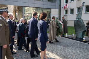 Po części oficjalnej uczestnicy zjazdu złożyli wieniec przy pomniku Ofiar Katastrofy Smoleńskiej przed Urzędem Marszałkowskim w Rzeszowie – 18 października 2018. Fot. Sławek Kasper (IPN).