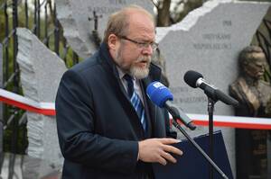 Adam Siwek - dyrektor Biura Upamiętniania Walk i Męczeństwa IPN podczas odsłonięcia Pomnika Pamięci Narodowej w Jarosławiu.