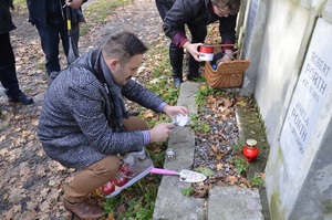 Porządkowanie polskich grobów na cmentarzu Łyczakowskim we Lwowie.