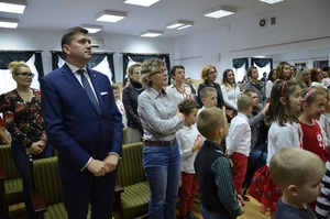 Dr Dariusz Iwaneczko i Joanna Fererkiewicz z IPN świętowali razem z uczniami Szkoły Montessori odzyskanie niepodległości.