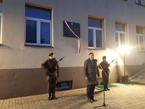 Dr Piotr Szopa z OBUWiM IPN Rzeszów na uroczystym odsłonięciu tablicy pamiątkowej poświęconej członkom młodzieżowej organizacji Demokratyczna Armia Krajowa.