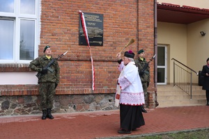 Odsłonięcie tablicy pamiątkowej poświęconej działaczom Solidarności Wiejskiej w Woli Zarczyckiej.
