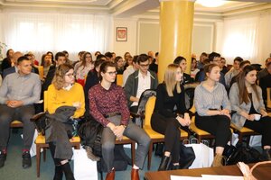 Debata z udziałem młodzieży na temat Stanu Wojennego w Polsce.