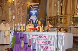 Msza święta pod przewodnictwem bp. Jana Wątroby z okazji 37. rocznicy wprowadzenia w Polsce stanu wojennego.