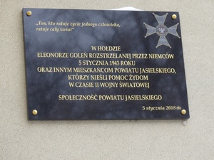 Tablica upamiętniająca  Eleonorę Goleń oraz innych mieszkańców powiatu jasielskiego, którzy ratowali Żydów podczas II wojny światowej, zamieszczona na budynku Sądu Rejonowego w Jaśle,