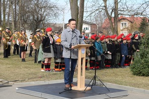 Dr Piotr Szopa z IPN Rzeszów podczas uroczystego odsłonięcia tablicy pamiątkowej płk. Leopolda Lisa-Kuli w rodzinnej Kosinie.