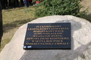 Tablica pamiątkowa poświęcona płk. Leopoldowi Lisie Kuli odsłonięta w rodzinnej Kosinie.