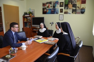Siostry ze Zgromadzenia Sióstr Franciszkanek Rodziny Maryi i dr Dariusz Iwaneczko - dyrektor Oddziału IPN w Rzeszowie.