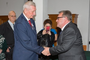 Adam Pawluś odznaczony KWiS przez wiceprezesa IPN Jana Bastera.