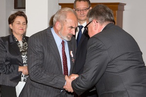 Pyra Marian odznaczony KWiS przez wiceprezesa IPN Jana Bastera.