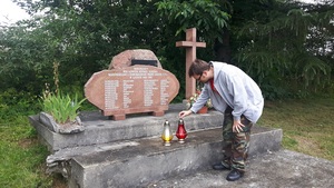 Pomnik w Łówczy pamięci ofiar zamordowanych przez UPA w latach 1944-1945.