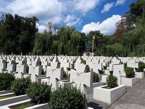 Groby żołnierzy ukraińskich na Cmentarzu Janowskim we Lwowie.