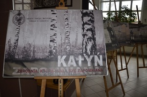 Wystawa „Katyń. Zbrodnia, która miała być zapomniana” prezentowana w Zespole Szkół Ogólnokształcących nr 4 w Rzeszowie