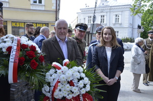 Kwiaty składają Katarzyna Kaszuba i dr Krzysztof A. Tochman