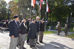 Składanie okolicznościowych wieńców i wiązanek pod Pomnikiem Pamięci Żołnierzy AK Podokręgu Rzeszów