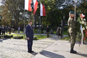 Składanie okolicznościowych wieńców i wiązanek pod Pomnikiem Pamięci Żołnierzy AK Podokręgu Rzeszów