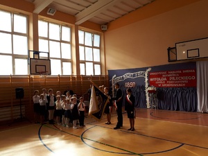 Ślubowanie na sztandar przez uczniów Szkoły Podstawowej w Grochowcach