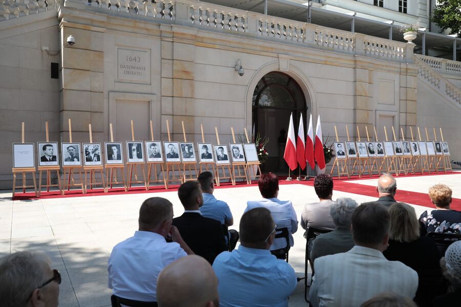 Uroczystość wręczenia not identyfikacyjnych rodzinom 26 ofiar reżimów totalitarnych – Warszawa, 12 sierpnia 2021. Fot. Mikołaj Bujak (IPN)