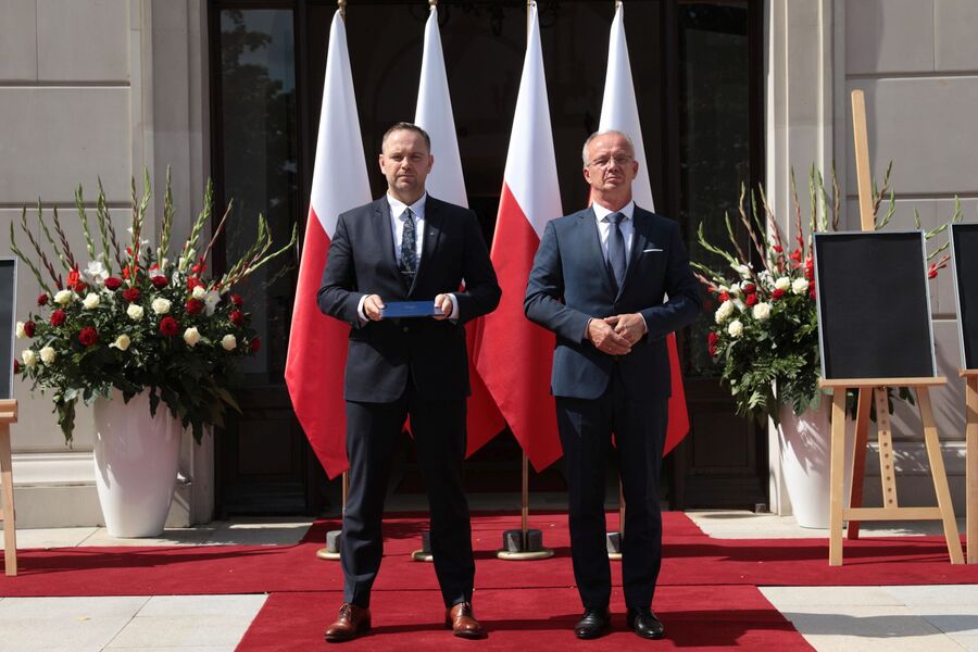 Prezes IPN Karol Nawrocki i zastępca prezesa IPN Krzysztof Szwagrzyk. Uroczystość wręczenia not identyfikacyjnych rodzinom 26 ofiar reżimów totalitarnych – Warszawa, 12 sierpnia 2021. Fot. Mikołaj Bujak (IPN)