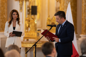 Minister Michał Dworczyk, szef KPRM, odczytał list od premiera Mateusza Morawieckiego – Warszawa, 8 października 2021 roku. Fot. Mikołaj Bujak (IPN)