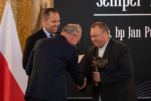 Nagrodę przyznaną bp. Janowi Purwińskiemu odebrał ks. Jan Safiński – Warszawa, 8 października 2021 roku. Fot. Mikołaj Bujak (IPN)