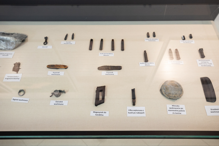 Przedmioty należące do zamordowanych w Miejscu Straceń w pobliżu Karnego Obozu Pracy Treblinka I przekazane Muzeum w Treblince – 27 stycznia 2022. Fot. Mikołaj Bujak (IPN)
