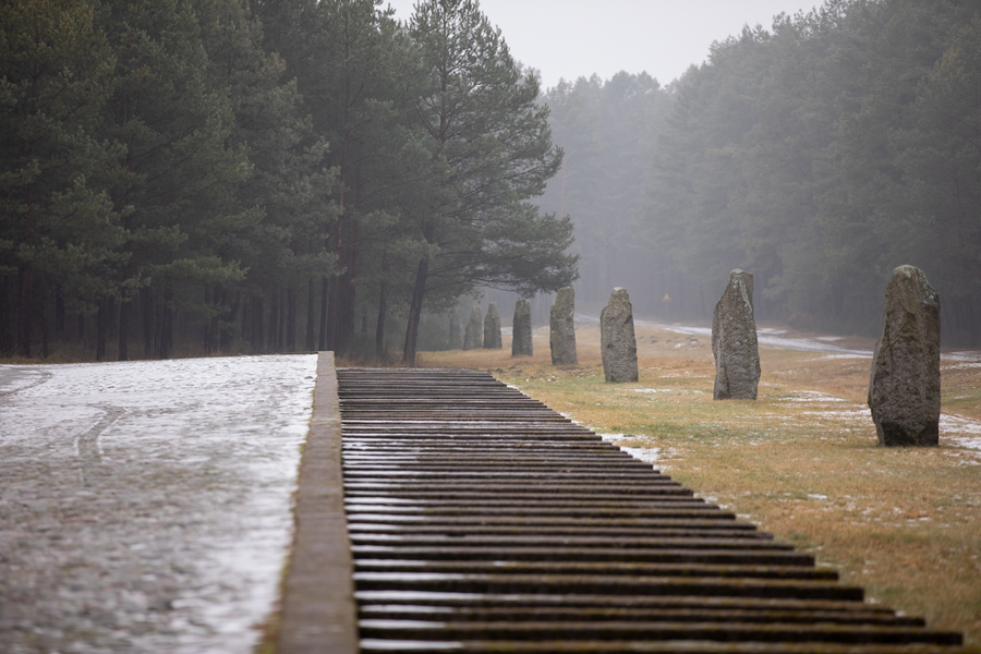 Wizyta przedstawicieli IPN w Muzeum Treblinka, gdzie w latach 1941–1944 funkcjonował niemiecki nazistowski obóz zagłady i obóz pracy – 27 stycznia 2022. Fot. Mikołaj Bujak (IPN)