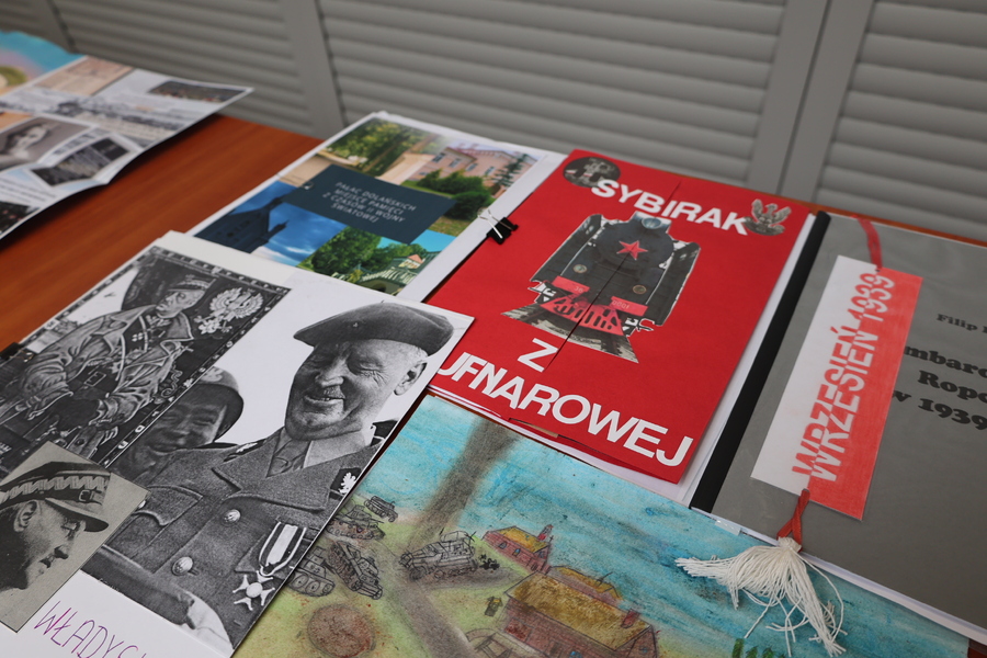 Praca komisji rozstrzygającej wyniki konkursu historycznego „Poznaj i przedstaw historię osób i miejsc związanych z II wojną światową”. Fot IPN O/Rzeszów