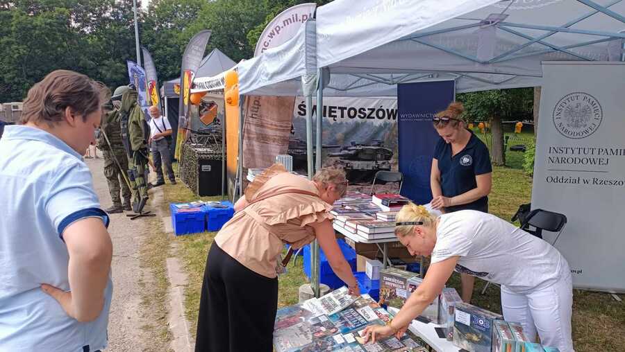 Stoisko edukacyjne IPN na święcie 24. Pułku Ułanów – Kraśnik, 7 lipca 2024. Fot. IPN Rzeszów