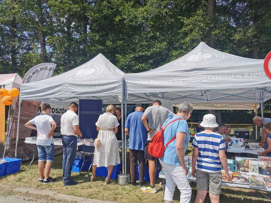 Stoisko edukacyjne IPN na święcie 24. Pułku Ułanów – Kraśnik, 7 lipca 2024. Fot. IPN Rzeszów