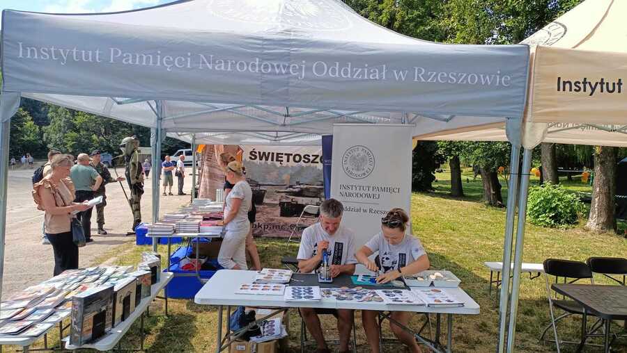 Stoisko edukacyjne IPN na święcie 24. Pułku Ułanów – Kraśnik, 7 lipca 2024. Fot. IPN Rzeszów