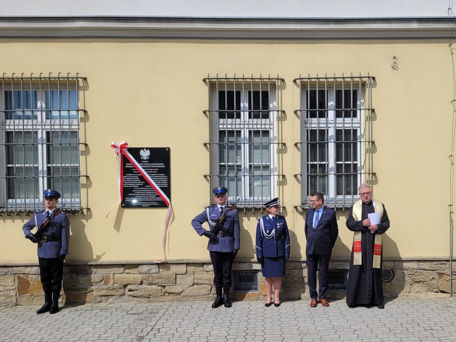Odsłonięcie tablicy poświęconej pamięci funkcjonariuszy Policji Państwowej związanych z powiatem strzyżowskim –Strzyżów, 23 lipca 2024. Fot Hubert Bury (IPN)