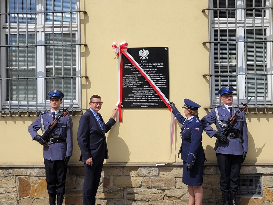 Odsłonięcie tablicy poświęconej pamięci funkcjonariuszy Policji Państwowej związanych z powiatem strzyżowskim –Strzyżów, 23 lipca 2024. Fot Hubert Bury (IPN)